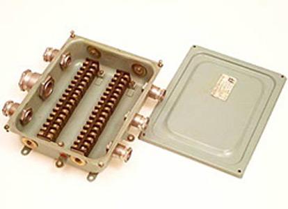 Коробка распределительная клеммная КЗНС-48 IP 65  7 гермовводов (452*323*120мм)